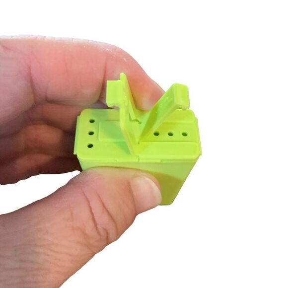 NWT Tupperware Personal Divided Salt & Pepper Shaker in Bright Yellow - Picture 3 of 4